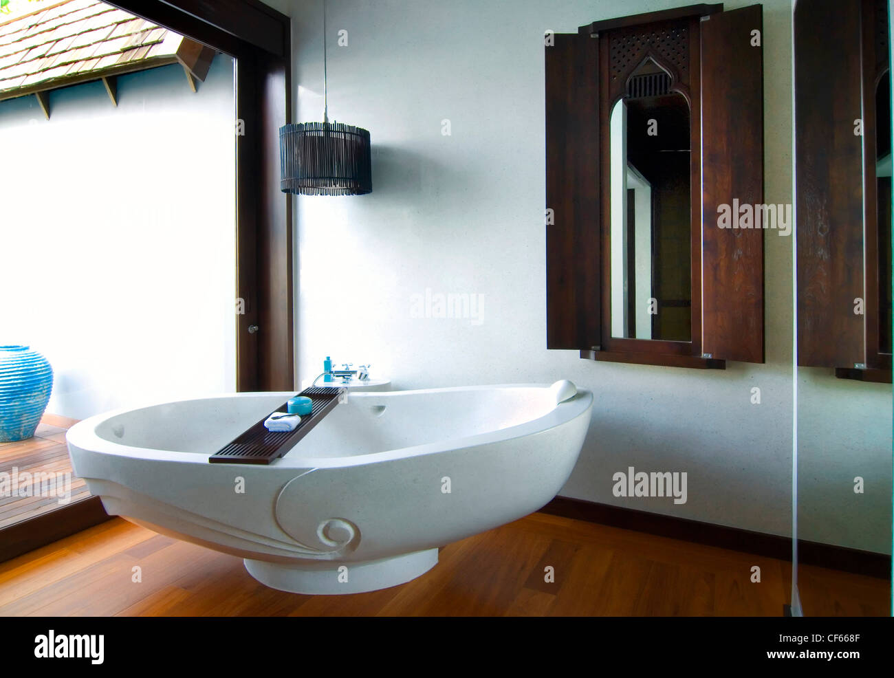 Un precioso cuarto de baño en el Four Seasons Resort de playa en las junglas de Samui, Tailandia baño tiene un tallado Foto de stock