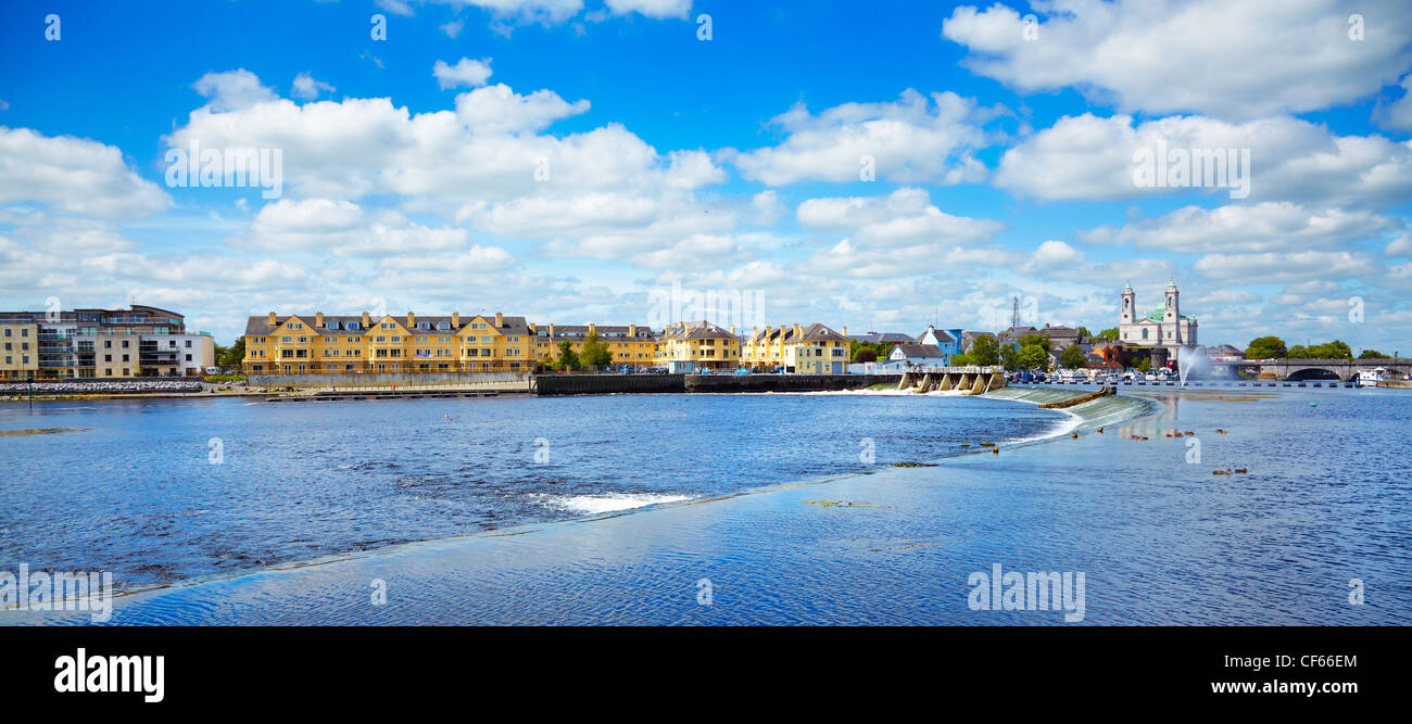 Panorama de la ciudad de Athlone y el río Shannon en verano, Co. Westmeath, Irlanda. Foto de stock