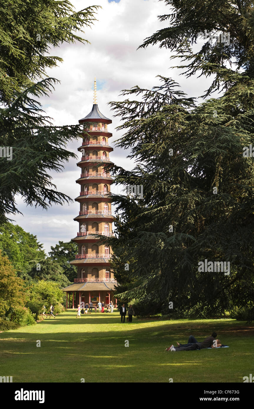 La Pagoda, una estructura octogonal de 10 plantas terminadas en 1762, en los Jardines de Kew. Foto de stock
