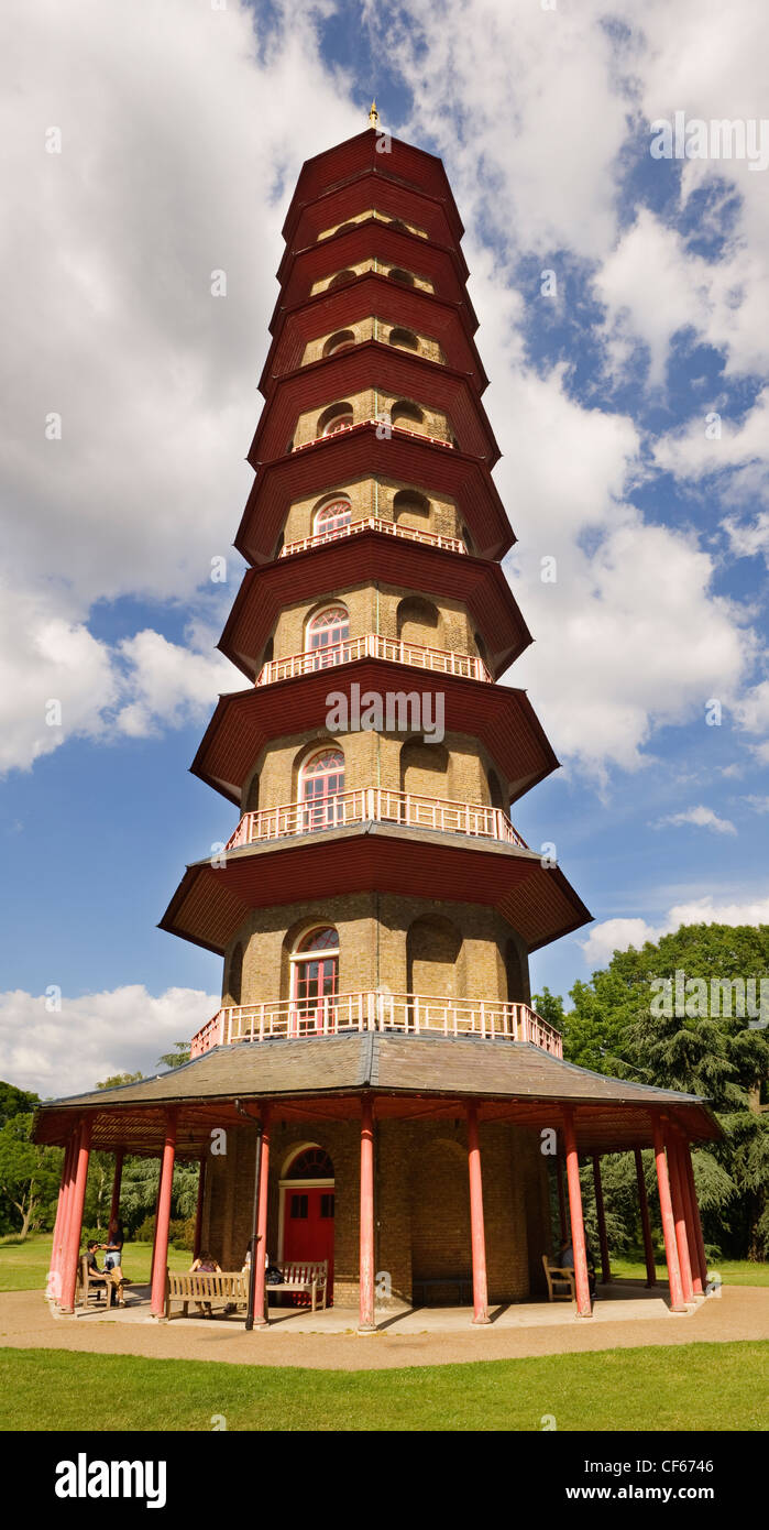 La Pagoda, una estructura octogonal de 10 plantas terminadas en 1762, en los Jardines de Kew. Foto de stock