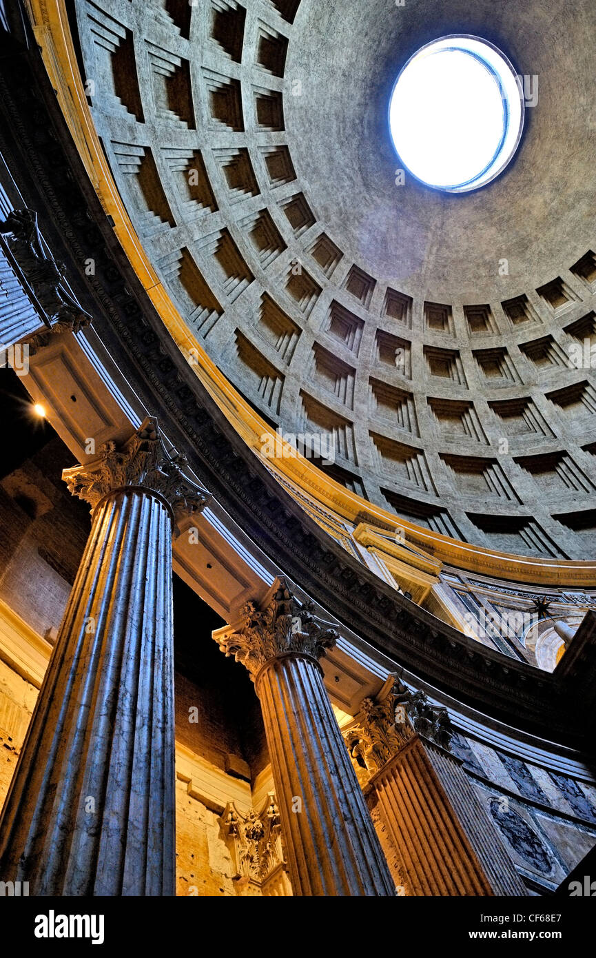 En el interior del Panteón, Roma, Italia. Foto de stock