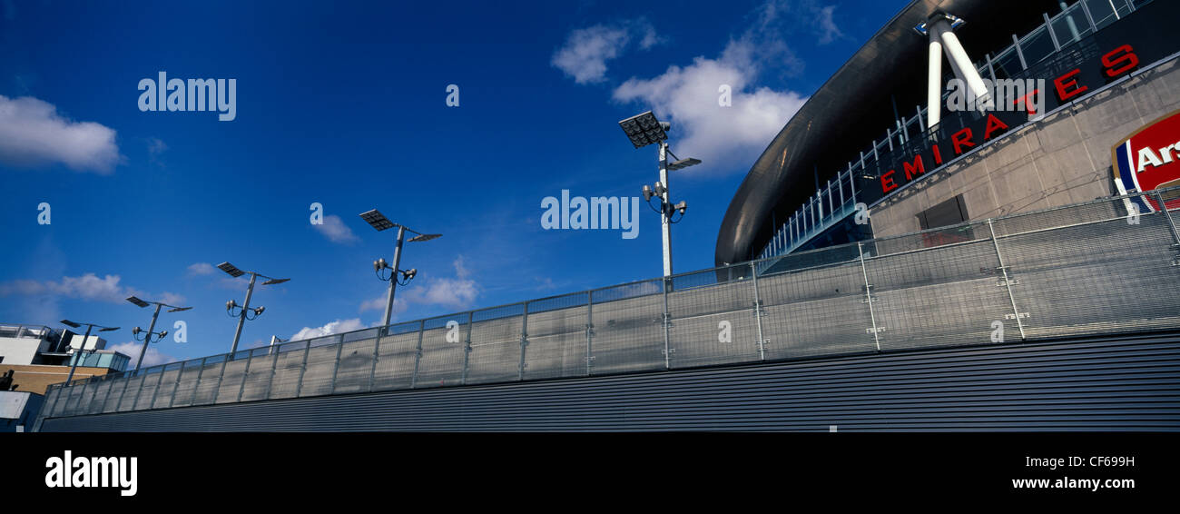 Vista exterior del Emirates Stadium, que es el hogar de Arsenal Football Club. Inaugurado en julio de 2006, el estadio fue construido b Foto de stock