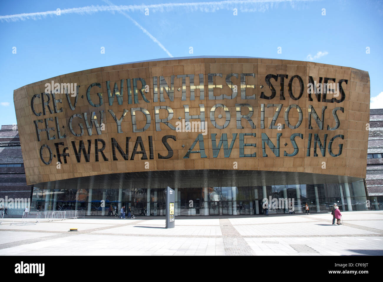 El Wales Millennium Centre en la Bahía de Cardiff. Foto de stock