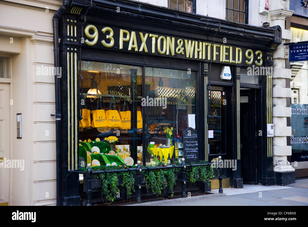 La fachada de Paxton y Whitefield queso tradicional artífices en la ciudad de Westminster. Foto de stock
