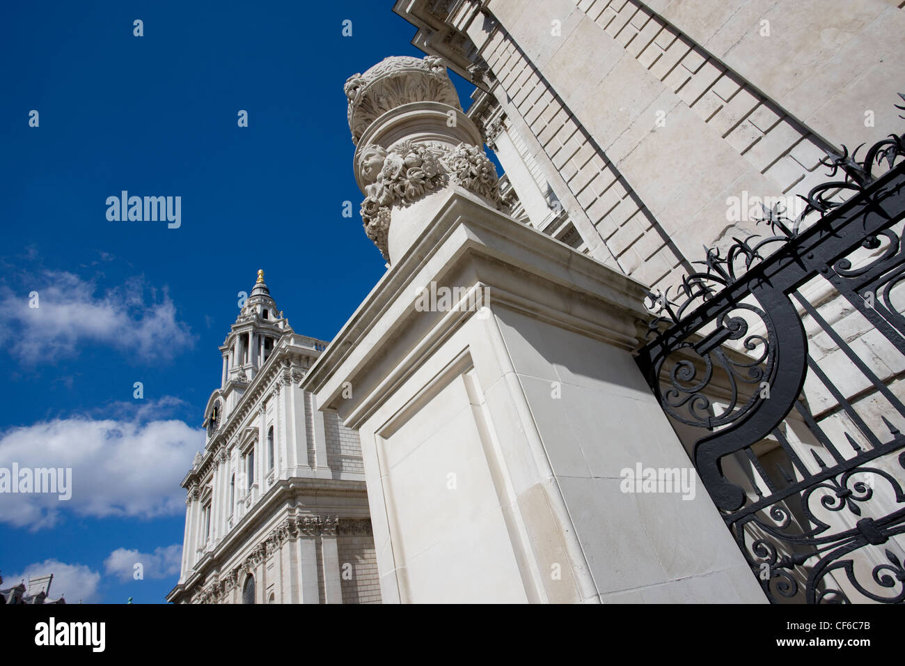 Una elevación lateral de la Catedral de San Pablo en Londres. Foto de stock