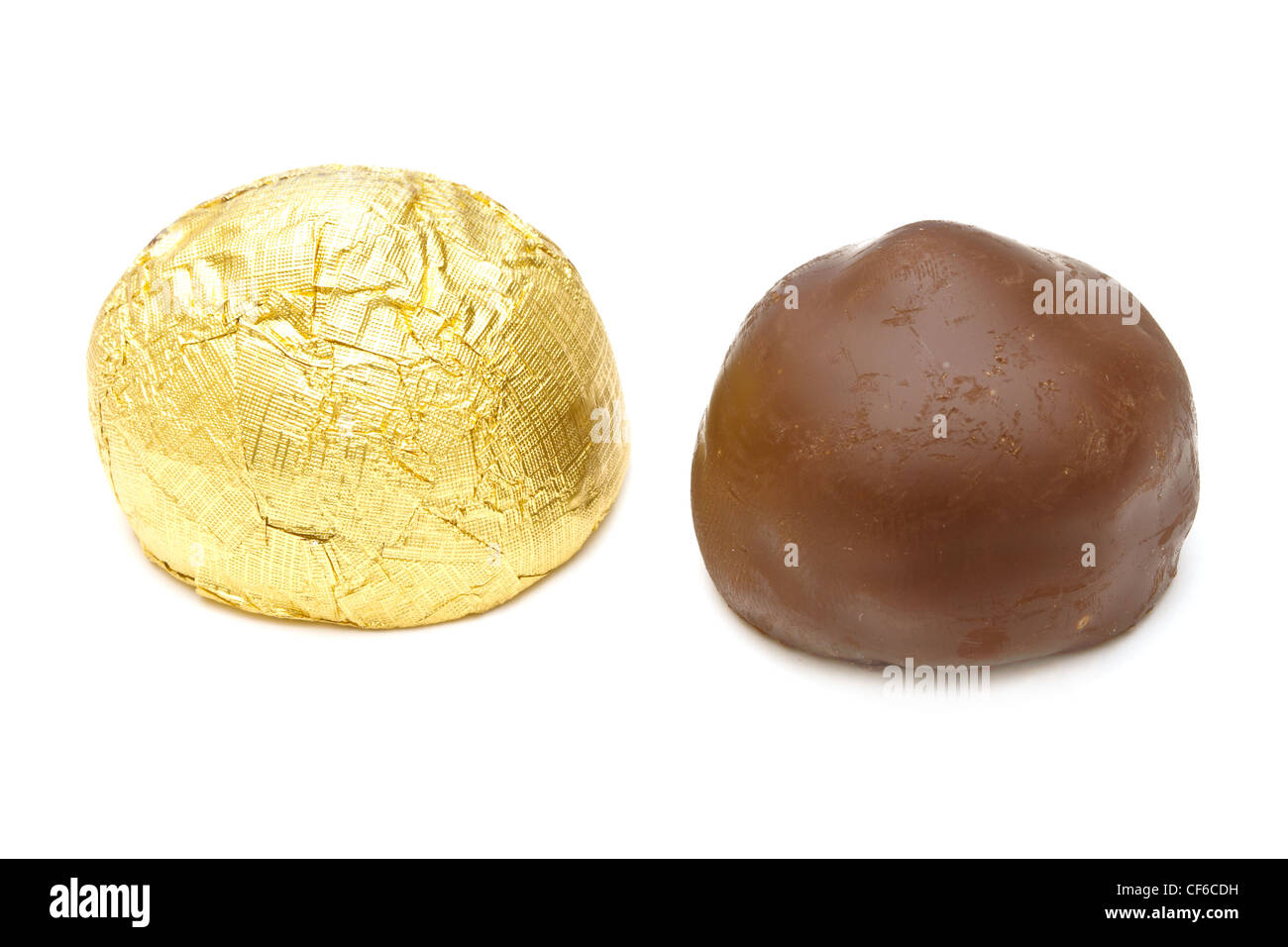 El chocolate praliné sobre fondo blanco. Foto de stock