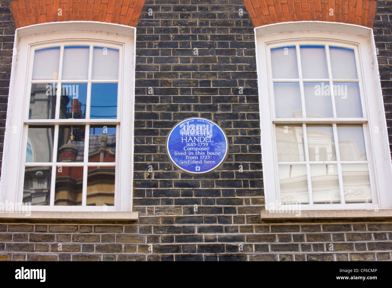 Una herencia Inglesa azul placa en la pared de una casa para celebrar que el compositor George Frideric Handel 1685 -1759 vivió el Foto de stock