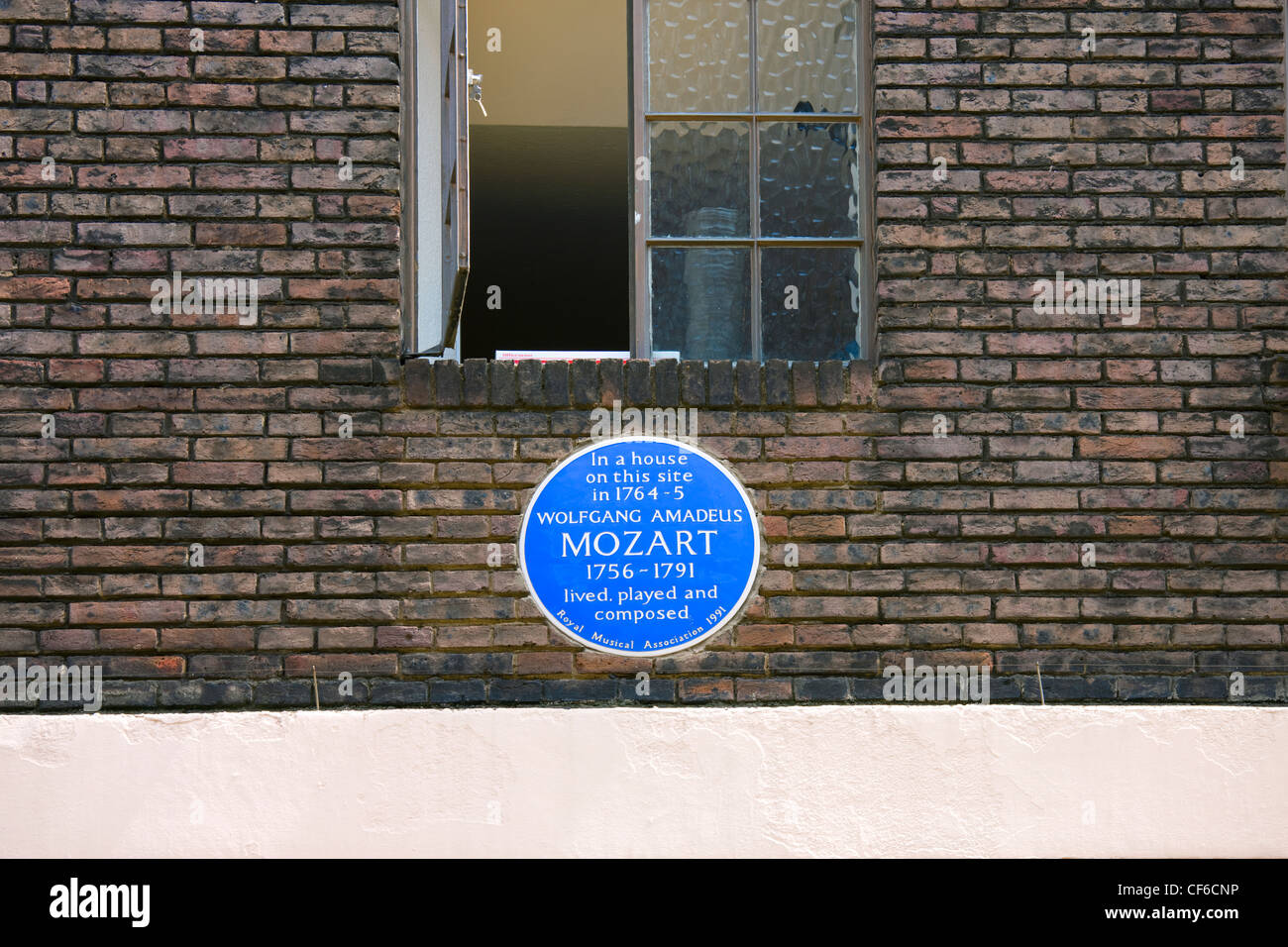 Una herencia Inglesa azul placa en la pared de una casa indicando que vivió Mozart, interpretada y compuesta en este sitio 1764-5. Foto de stock