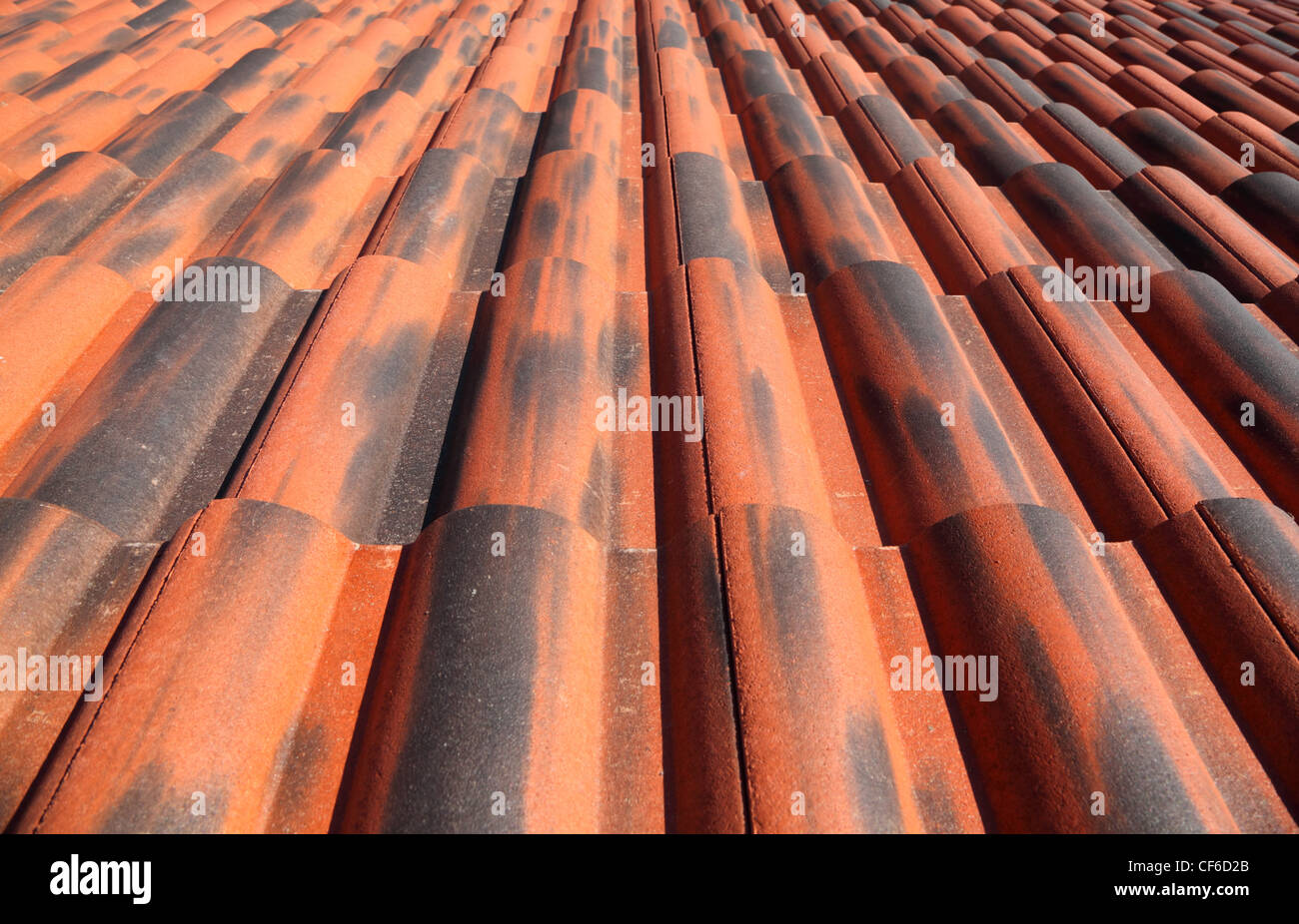 Viejo techo de tejas de terracota, estructura detallada vista a lo largo de los azulejos Foto de stock