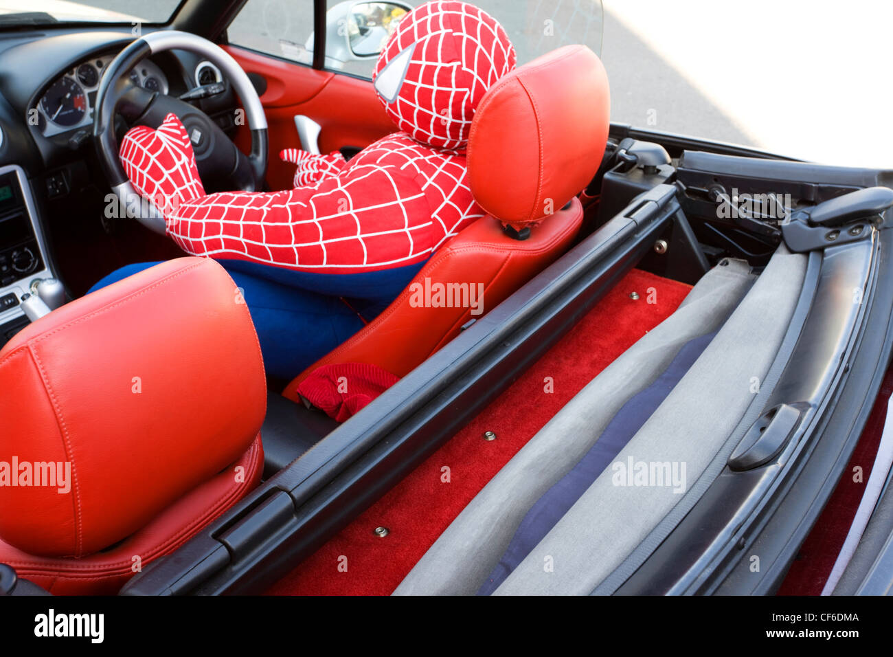 Spiderman sentado fotografías e imágenes de alta resolución - Alamy