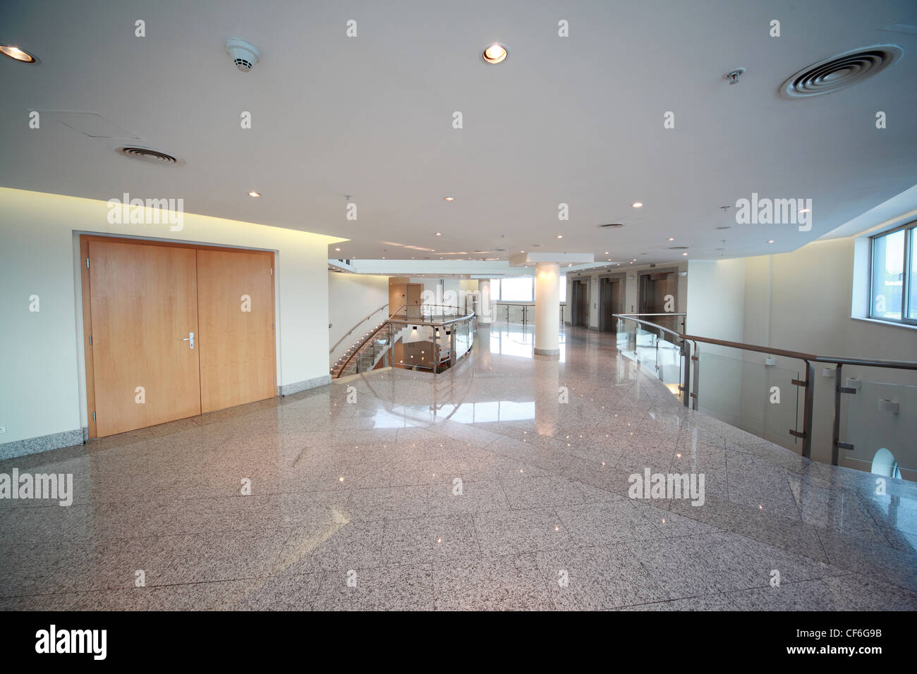 Grande y luminoso hall con escalera y puerta de entrada en la sala de conferencias Foto de stock