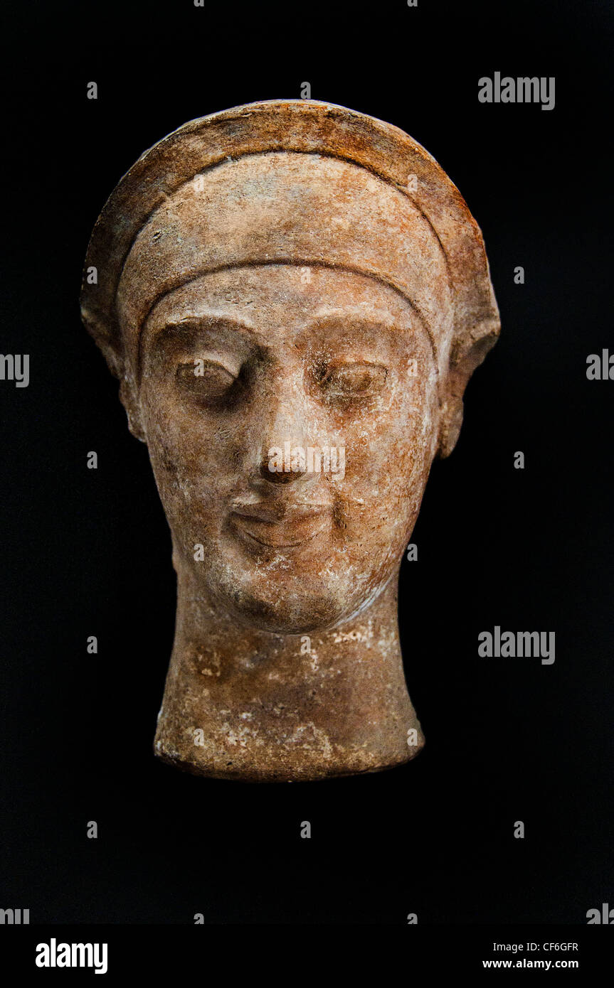 Cabeza femenina protome 600-490 A.C. Grecia griego Foto de stock