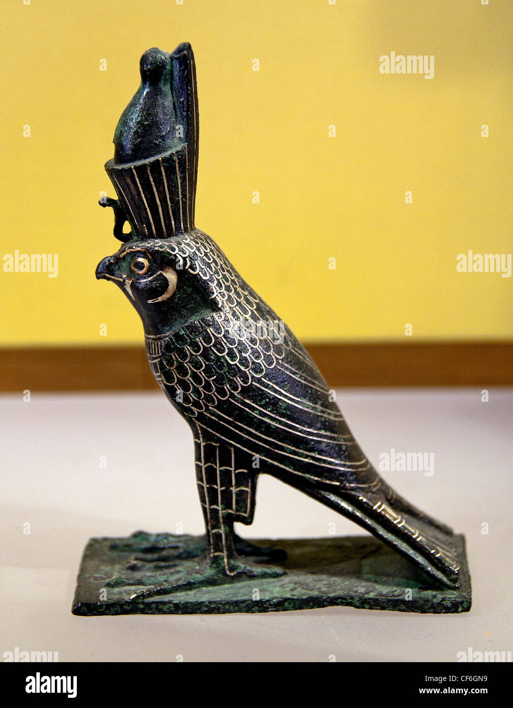 Estatuilla de Horus Falcon 664 a 332 A.C. el bronce con incrustaciones de oro egipcio Egipto Foto de stock