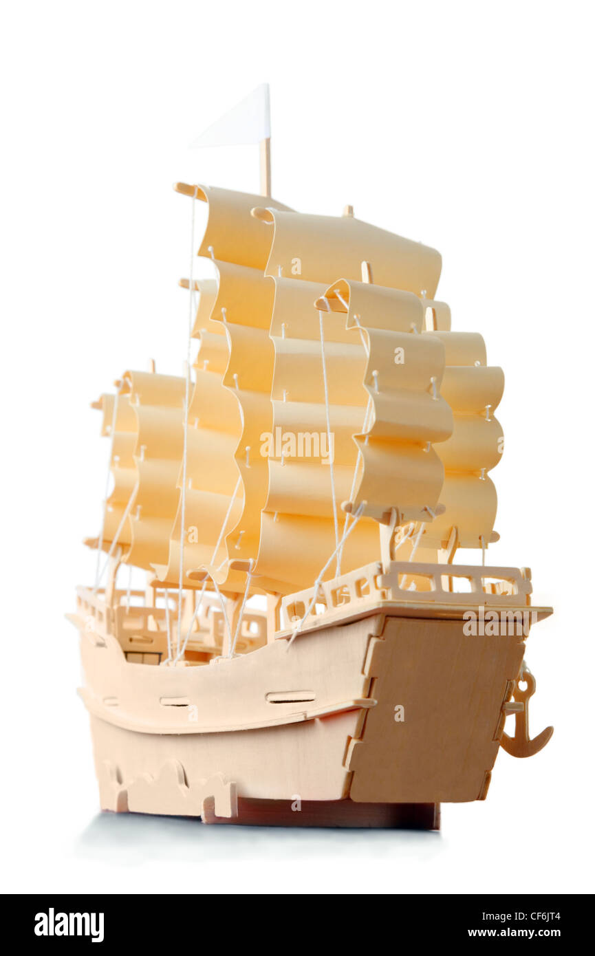 Barco de madera casero con papel de velas y la bandera, vista desde la popa  Fotografía de stock - Alamy