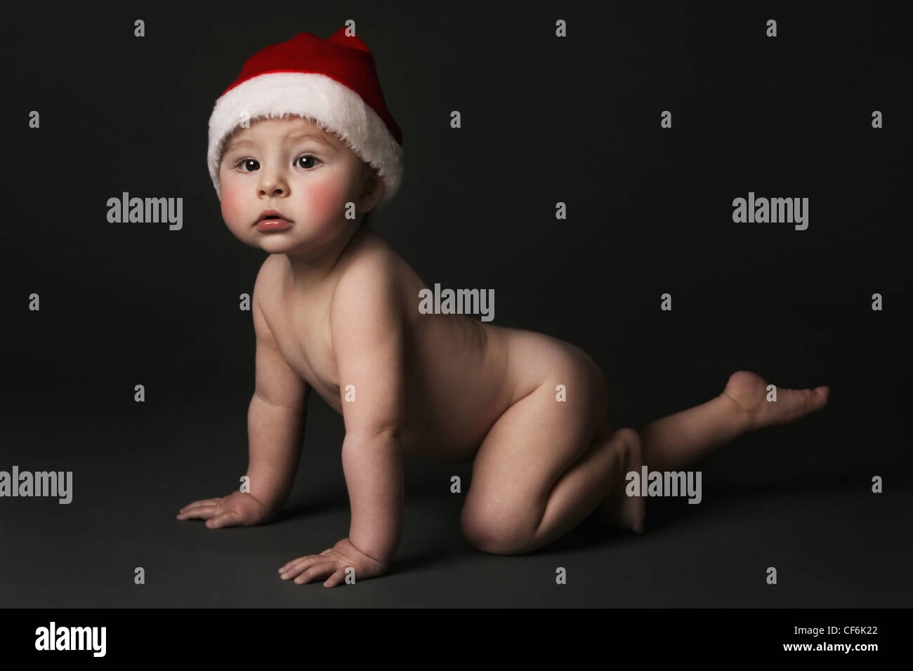 Un bebé con la piel desnuda llevando un gorro de Papá Noel; Alberta Canada  Fotografía de stock - Alamy