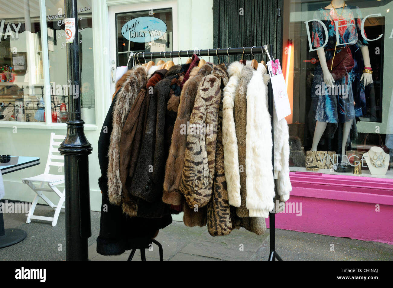 Vintage abrigos de piel para la venta en perchero fuera de tienda en Camden Passage Islington, Londres, Inglaterra Foto de stock