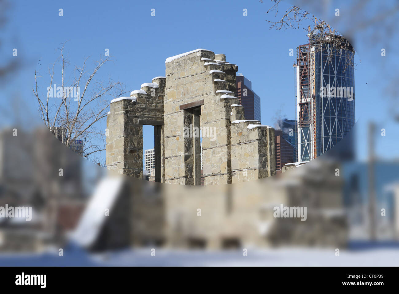 Los restos de los primeros Hospital General en el centro de Calgary, Alberta, con vistas de la ciudad en el fondo. Foto de stock
