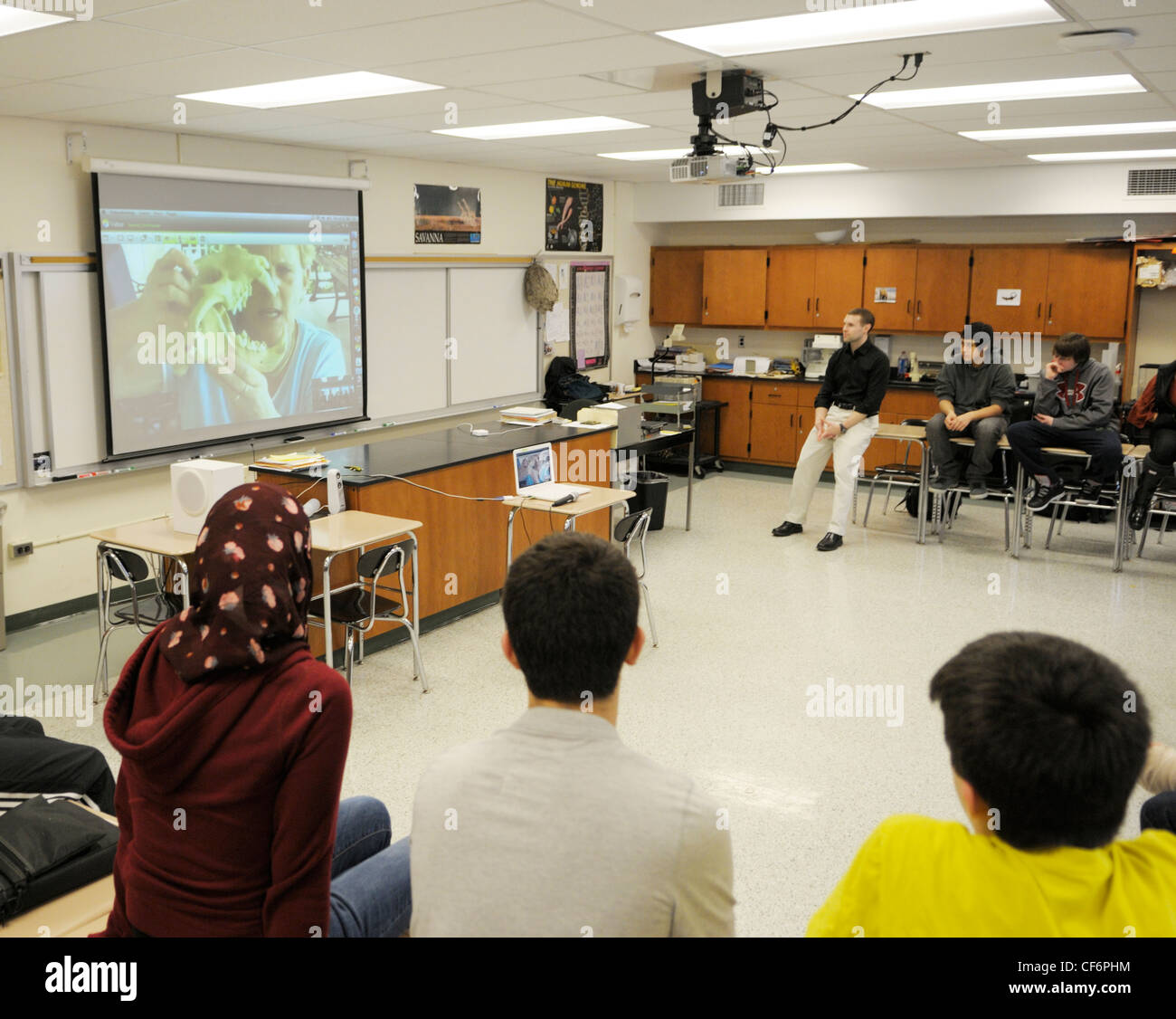 Aula de estudiantes americanos videoconferencias con un investigador en una estación de campo en Panamá - mostrándoles un jaguar skull. Foto de stock