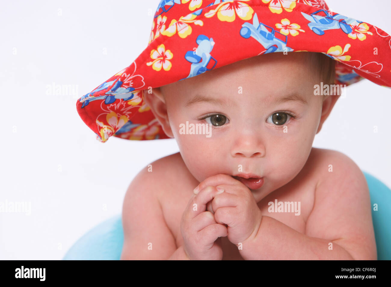 Un bebé niño usando un sombrero Oregon Troutdale; Estados Unidos de América Fotografía stock - Alamy