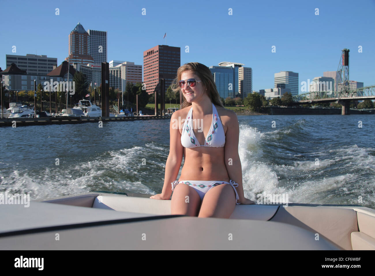 Teenage girl in bikini riding fotografías e imágenes de resolución -