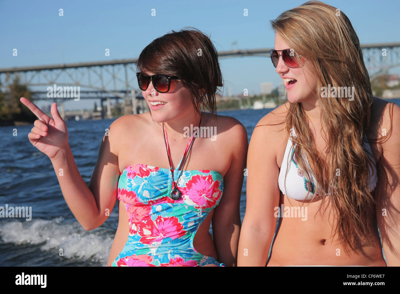 Dos chicas adolescentes en trajes de