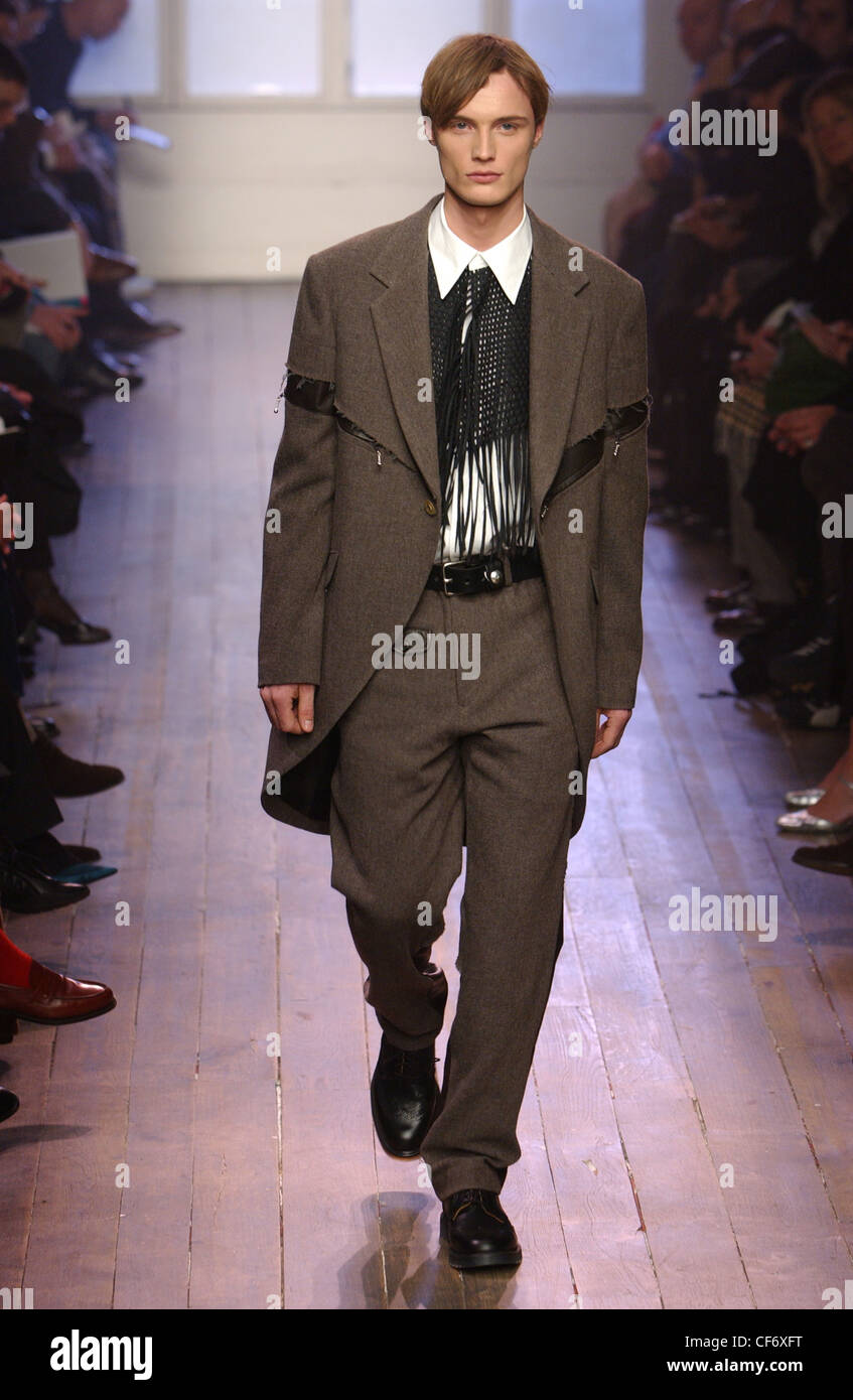 Yohji Yamamoto París listo para ponerse ropa de hombre Otoño Invierno de  traje de chaqueta de cola Fotografía de stock - Alamy