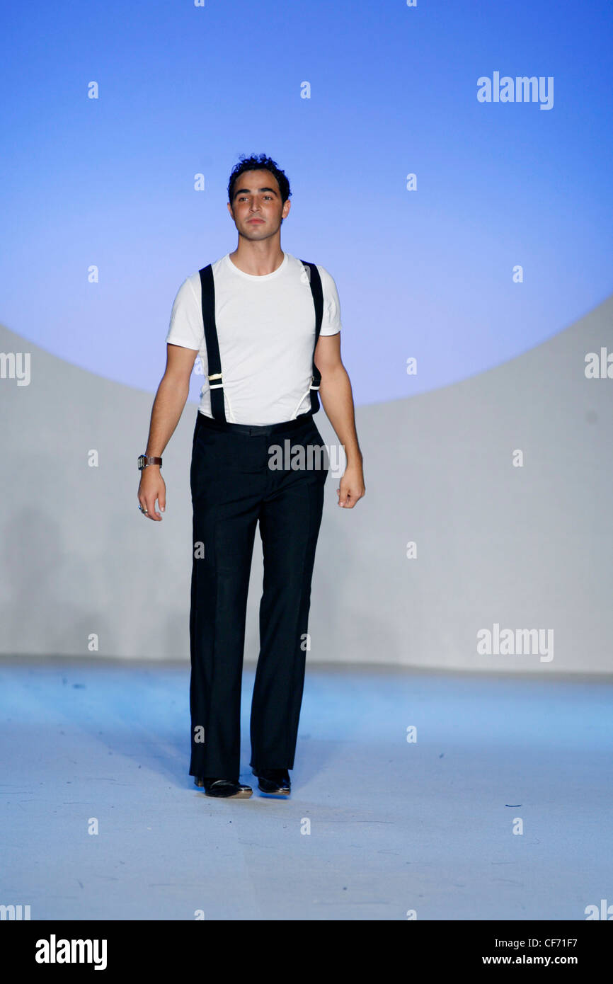Dise ador Zac Posen vistiendo camiseta blanca y pantal n negro