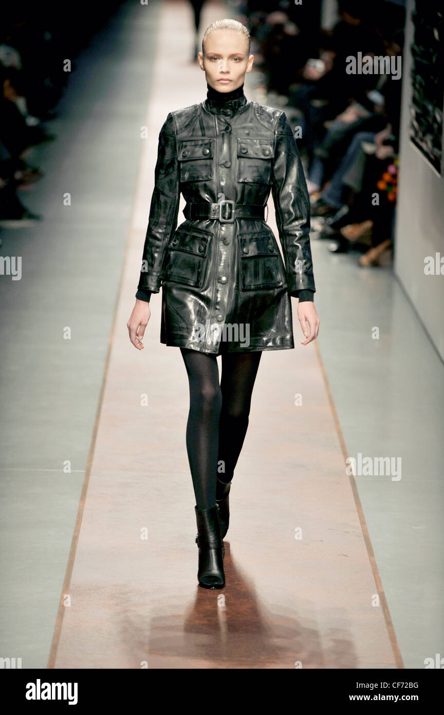 Belstaff Milán listo para ponerse otoño invierno vestidos de negro con  cinturón de cuero impermeable negro, medias y botas de tobillo Fotografía  de stock - Alamy