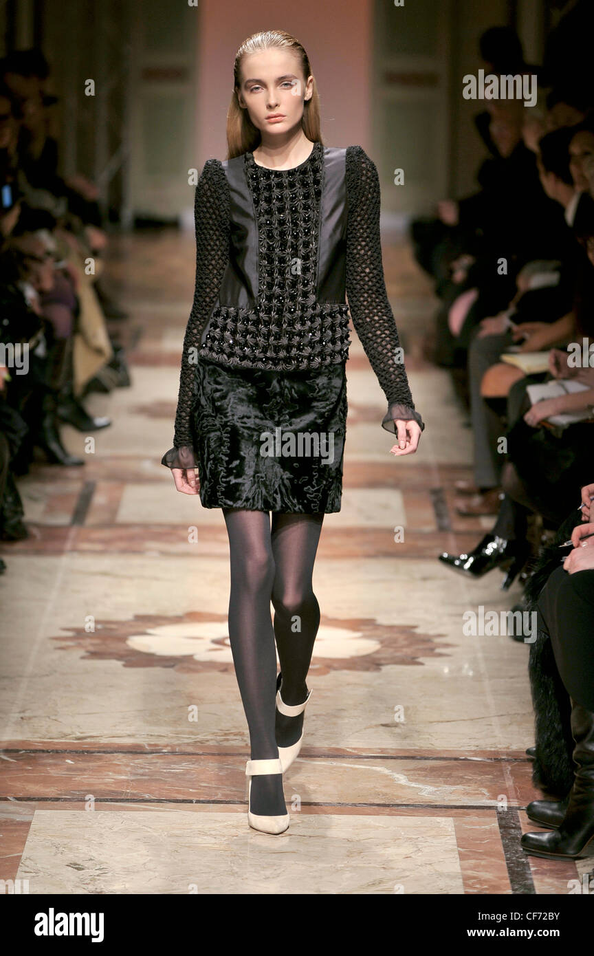 Alessandro DellAcqua Milán listo para ponerse Otoño Invierno Color negro  con textura top crochet mangas, falda corta de terciopelo negro, gris  Fotografía de stock - Alamy