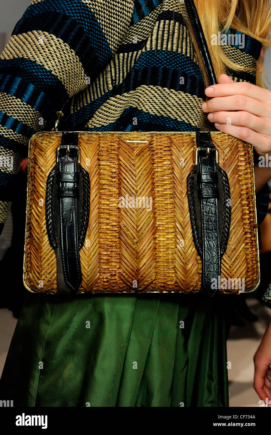 Mujer con bolso burberry fotograf as e im genes de alta resoluci n