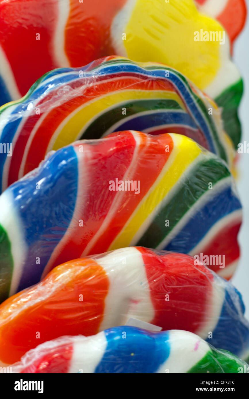 Candy en vivos colores brillantes en un palo Foto de stock