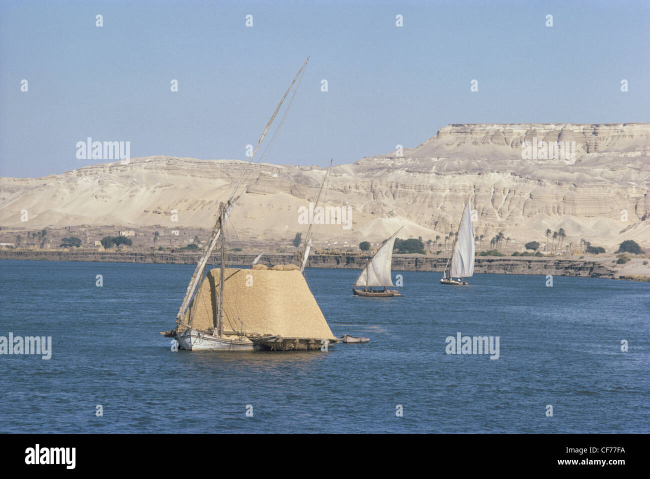 Carga de trabajo tradicionales Felucca embarcación cargada con grano cruzando el río Nilo, Egipto, Norte de África Foto de stock