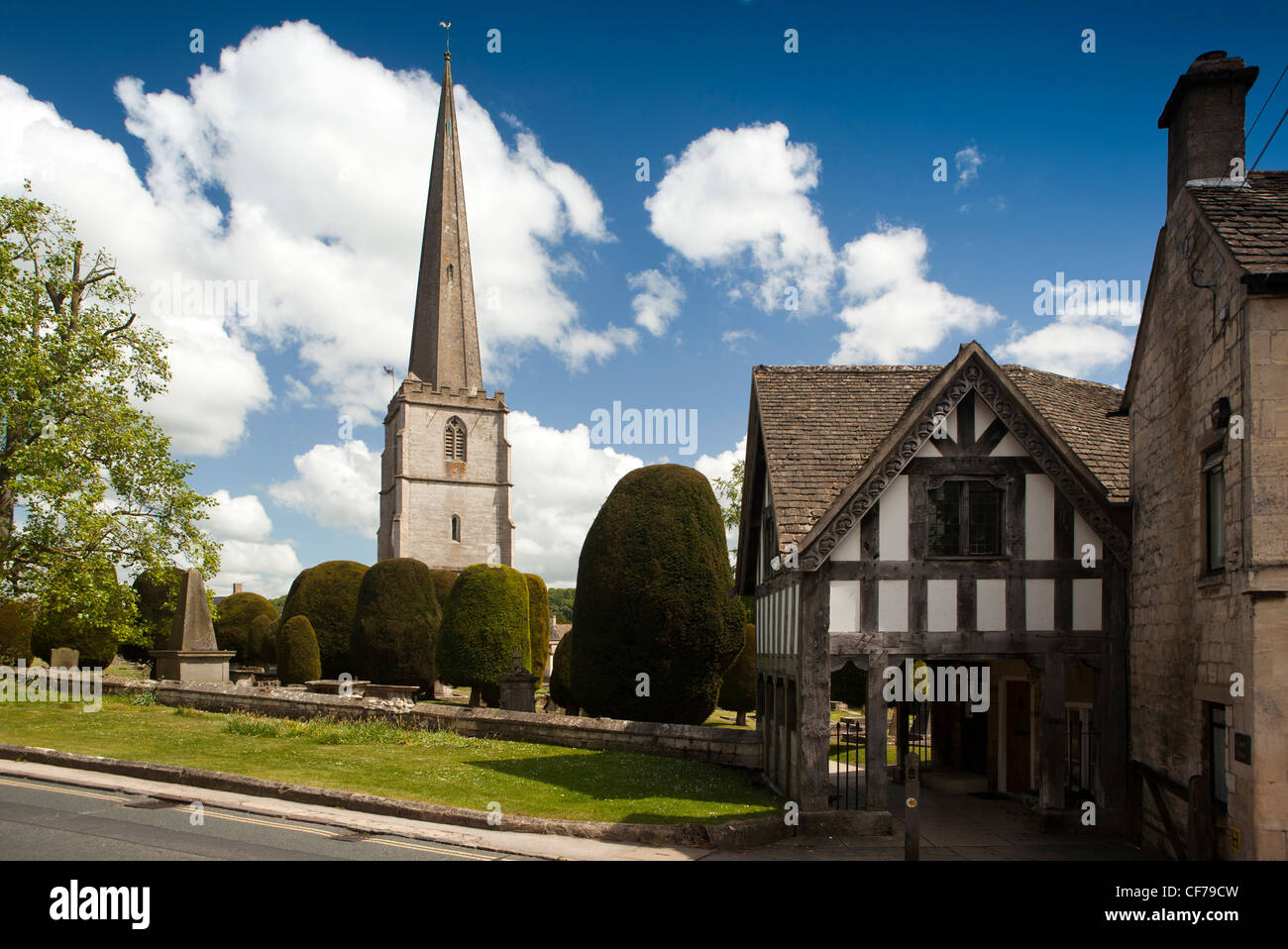 Stroud, Gloucestershire, Reino Unido, Painswick, iglesia parroquial de Santa María y 1901 con entramados de madera con puerta lych habitación encima Foto de stock