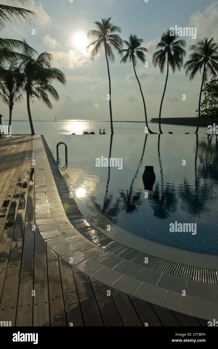 Piscina infinity en la isla de Meeru resort en las Maldivas Foto de stock