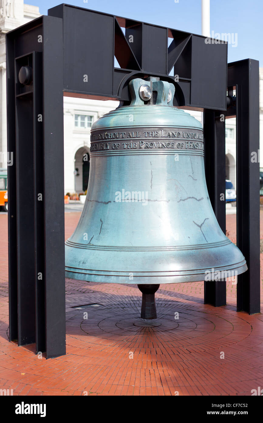 Réplica de la campana de la Libertad de Filadelfia colgados fuera de Union Station en Washington D.C. Foto de stock