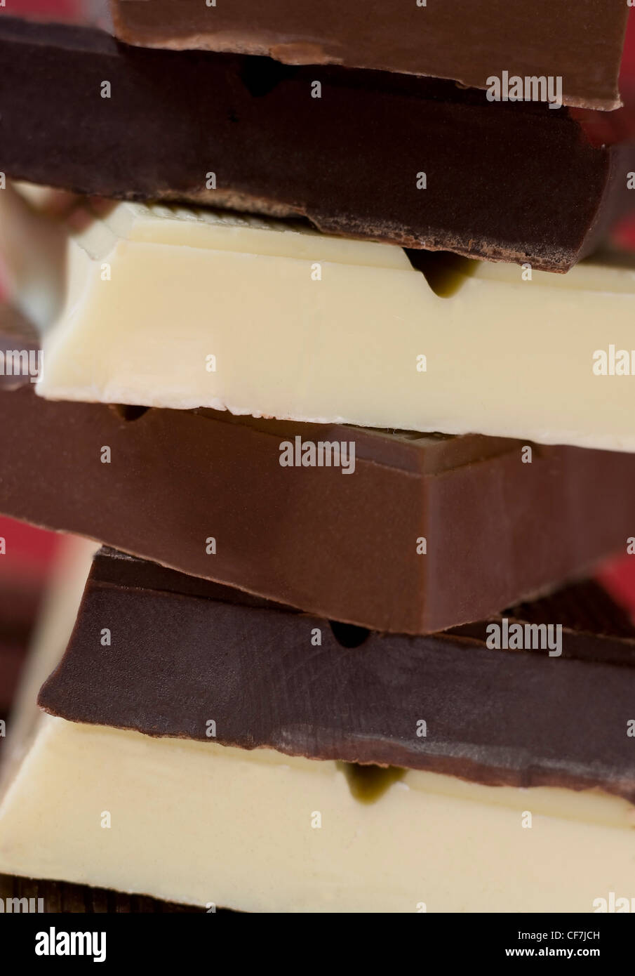 Un bodegón de la imagen de una pila de oscuro, blanco y chocolate con leche Foto de stock