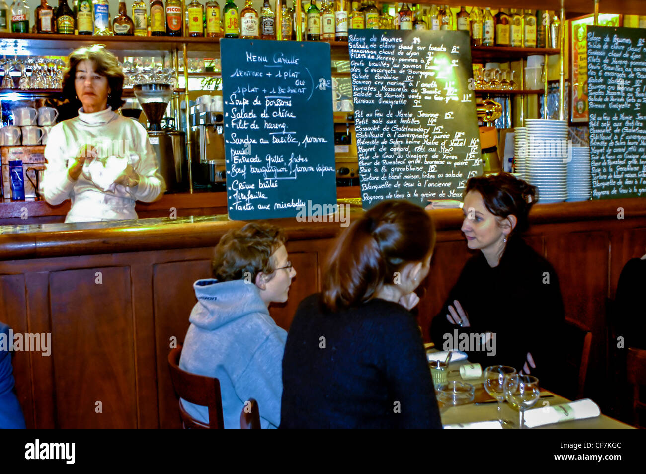 Familia de clase media en el restaurante, compartiendo comidas en el comedor del tradicional restaurante 'Camille' francés Bistro en la zona de Marais, interior Foto de stock