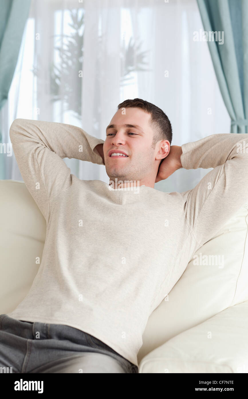 Retrato de un hombre joven en un Sofá relax Foto de stock