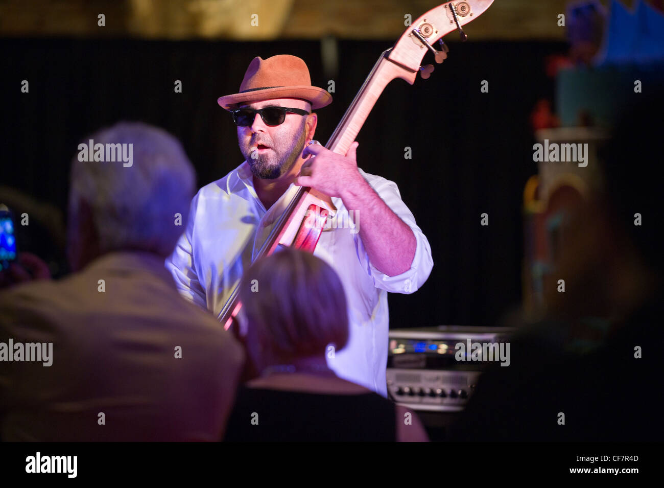 Ace of Cakes Duff Goldman tocando el contrabajo rendimiento a AVAM en Baltimore, MD Foto de stock
