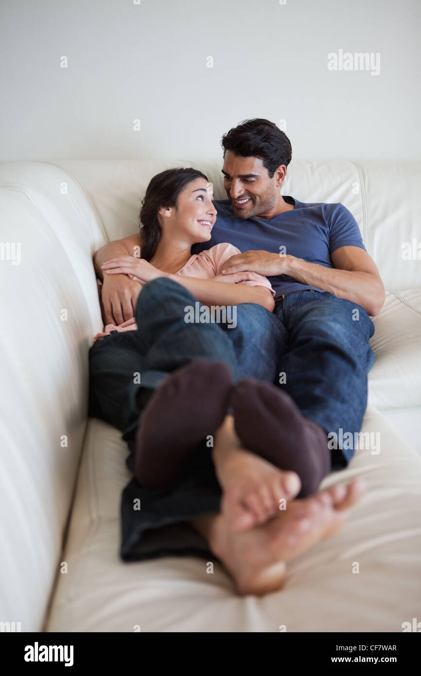 Retrato de una joven pareja, acostado en un sofá Fotografía de stock - Alamy
