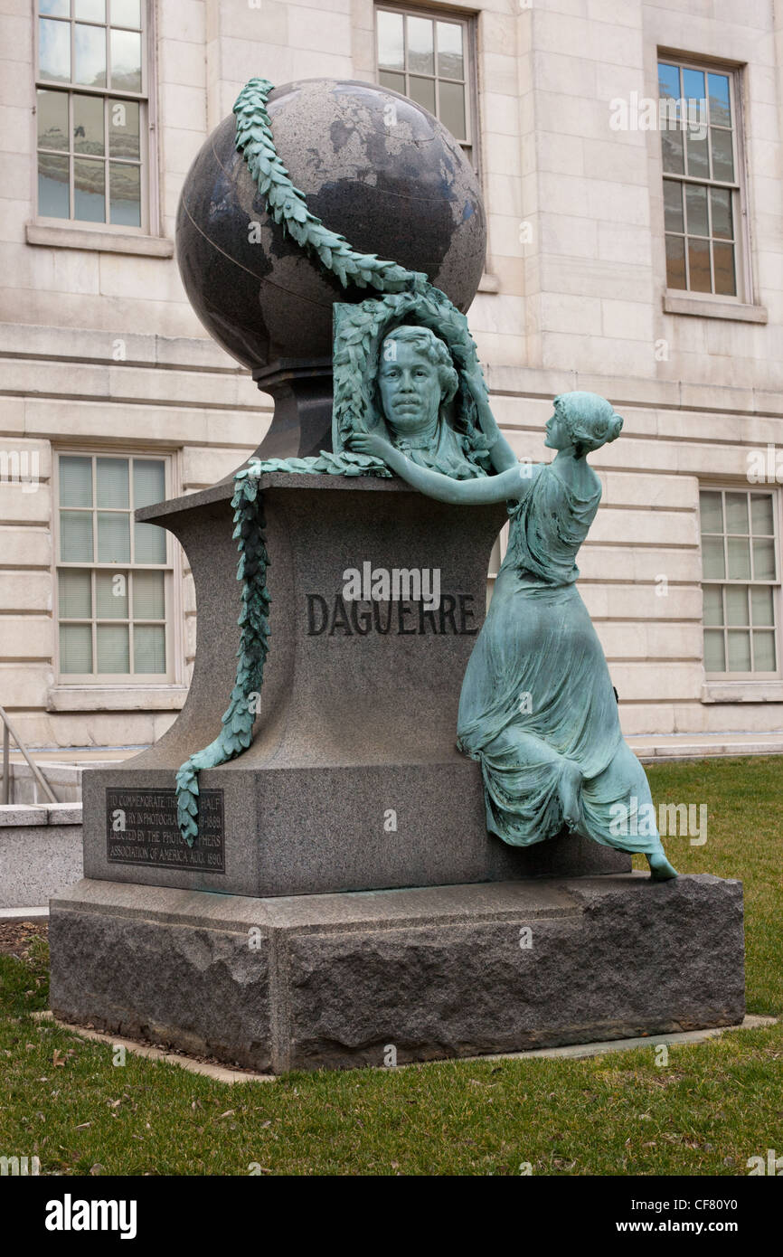 Daguerre monumento, museo Smithsonian, Washington DC, escultura en bronce encargó en 1889 para conmemorar los 50 años de la fotografía Foto de stock