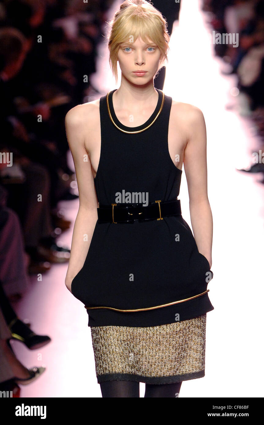 Modelo Tanya Dziahileva cabello rubio amarrado atrás vistiendo negro  camiseta sin mangas de la túnica de oro alrededor del cuello y dobladillo  de tuberías en la cintura y los cinturones de seguridad
