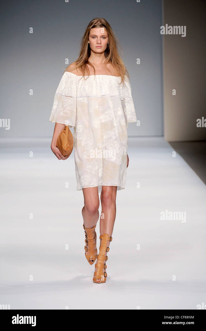 Impresión Floral fuera del hombro vestido blanco con cambio de color camel  bolso y gladiatsandals Fotografía de stock - Alamy
