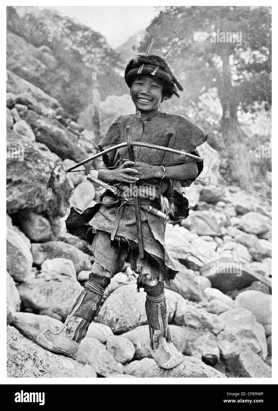 1926 niño tibetano ciudadano sonriente, arco y flecha Foto de stock