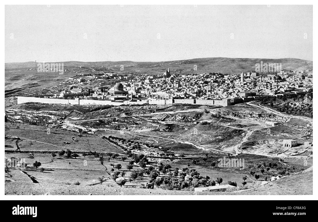 1926 La Ciudad Santa de Jerusalén capital de Israel vista lejana de las murallas de la ciudad Foto de stock