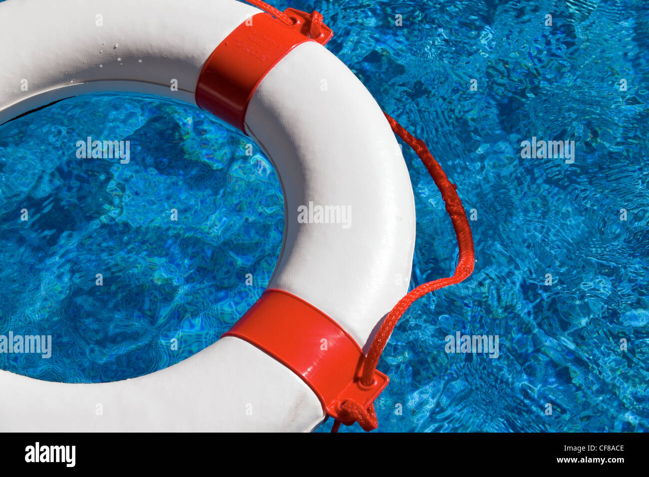 Un neumático de emergencia flotando en una piscina. icono de foto para la ayuda, la deuda y la quiebra Foto de stock