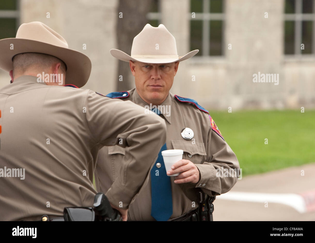 Departamento de Seguridad Pública de Texas agent uniforme y sombrero marrón  estilo occidental habla a otro Fotografía de stock - Alamy