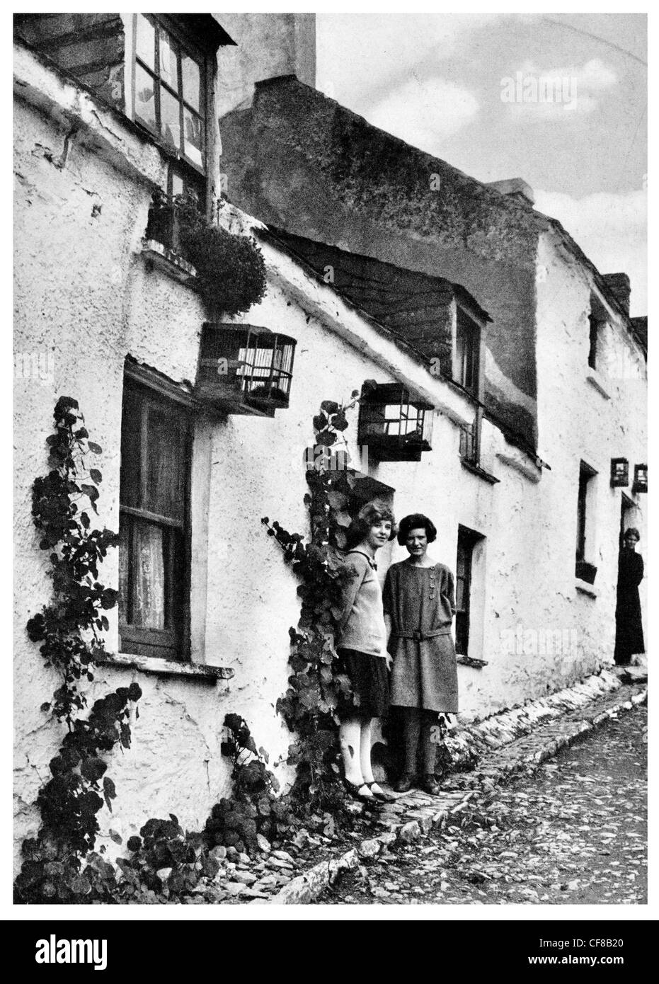 1927 Casa revestido de vid Cobh Hillside Street Eire Foto de stock