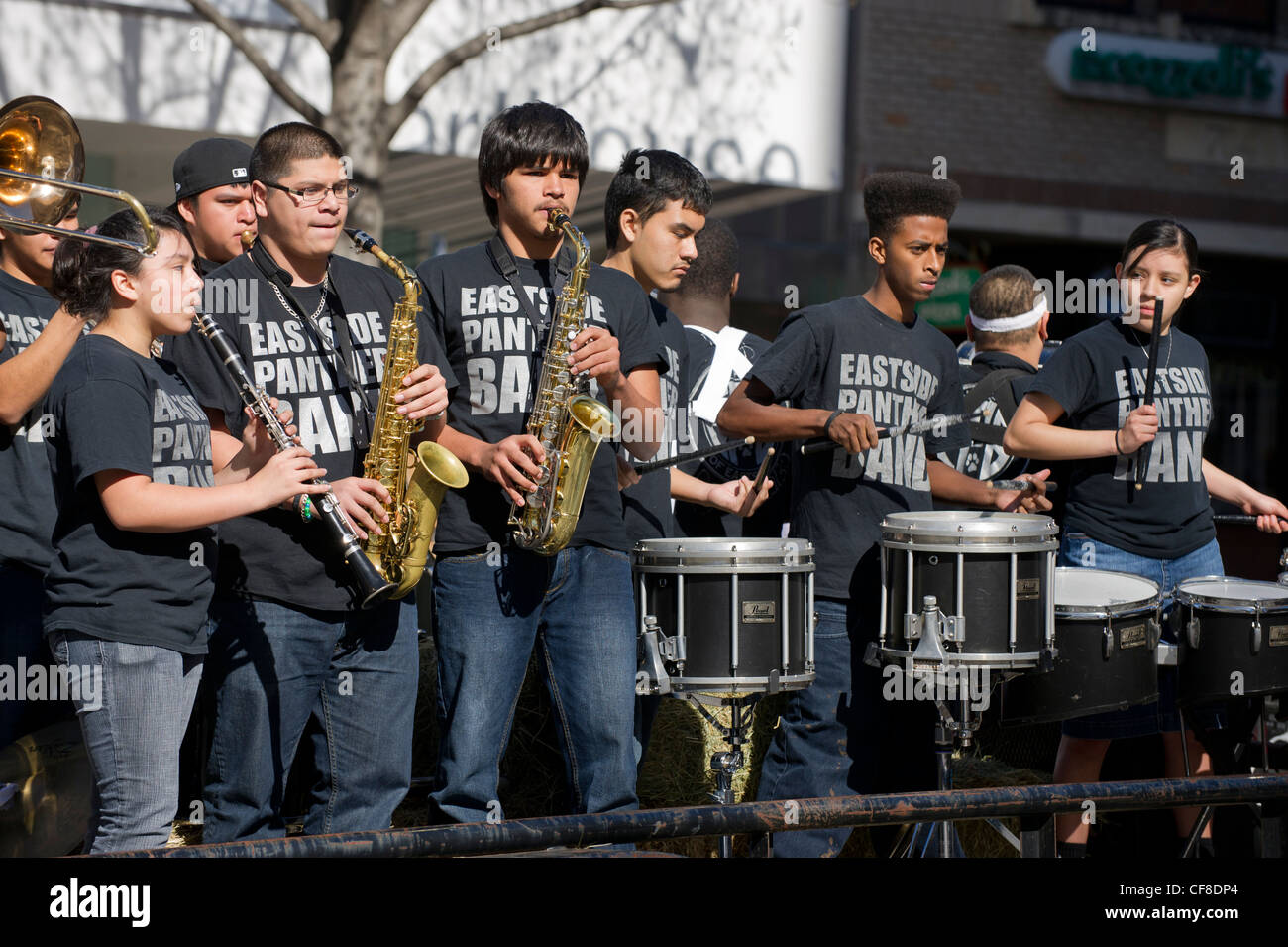 El multiétnico Eastside Memorial High school band juega como día de la Independencia de Texas el 2 de marzo en Austin, Texas Foto de stock