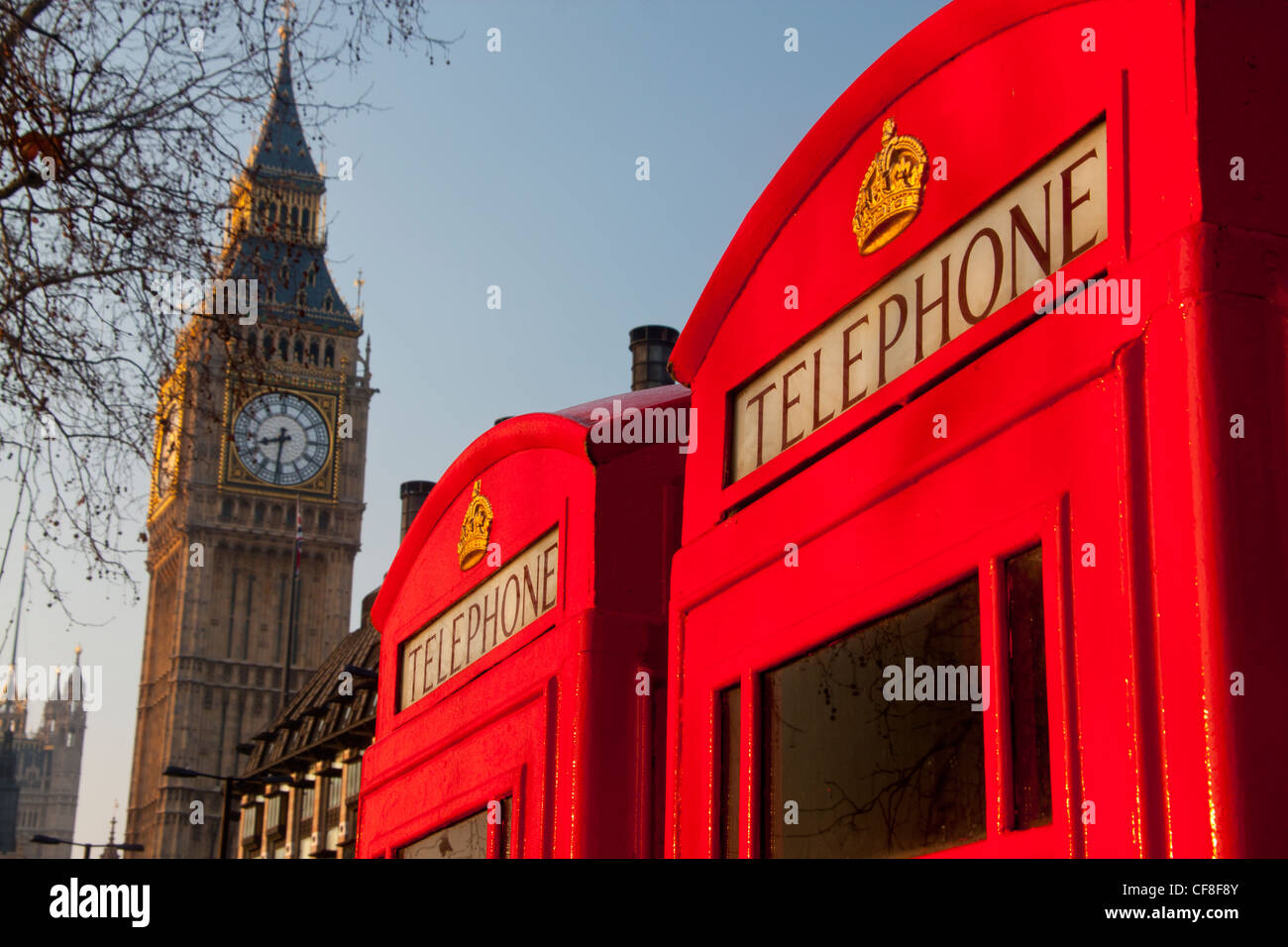 Cabinas de teléfono rojo tradicional y el Big Ben Torre del Reloj de Las Casas del Parlamento, el Palacio de Westmionster Londres England Reino Unido Foto de stock